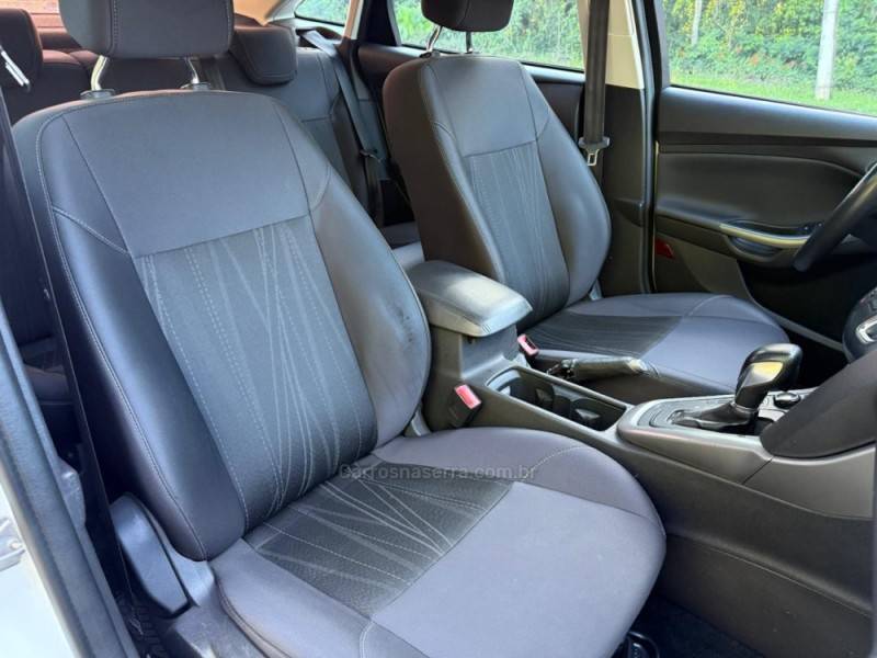 FORD - FOCUS - 2018/2019 - Branca - R$ 66.900,00