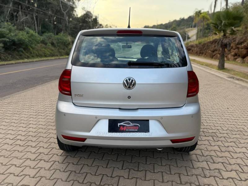 VOLKSWAGEN - FOX - 2010/2011 - Prata - R$ 25.900,00