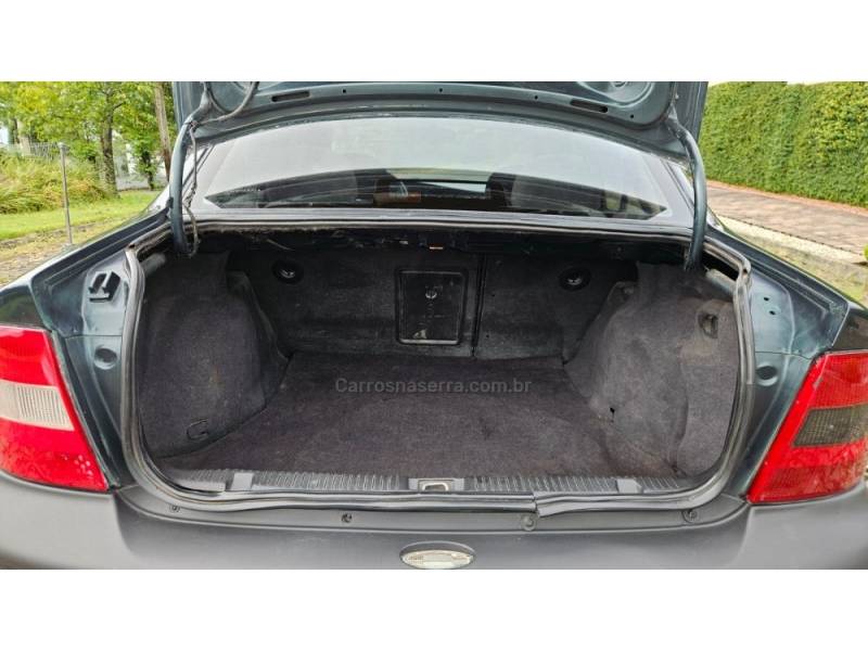 CHEVROLET - VECTRA - 1996/1997 - Verde - R$ 17.900,00
