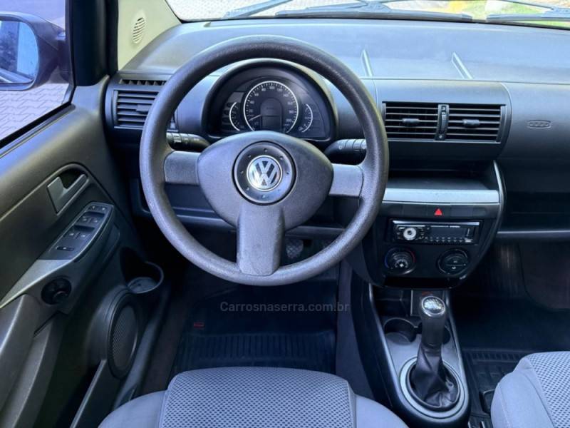 VOLKSWAGEN - FOX - 2009/2010 - Preta - R$ 27.900,00