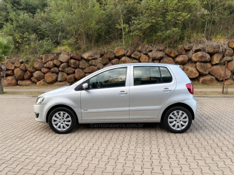 VOLKSWAGEN - FOX - 2010/2011 - Prata - R$ 25.900,00