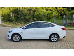 CHEVROLET - ONIX - 2023/2024 - Branca - R$ 95.900,00