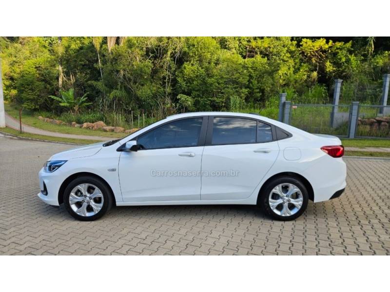 CHEVROLET - ONIX - 2023/2024 - Branca - R$ 95.900,00