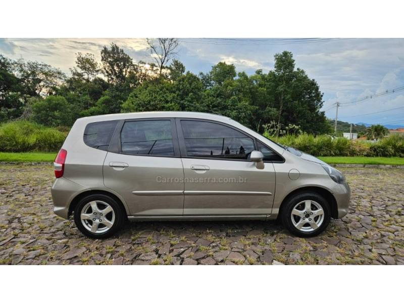 HONDA - FIT - 2007/2008 - Dourada - R$ 33.900,00