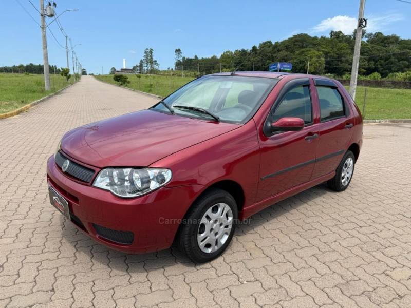 FIAT - PALIO - 2004/2005 - Vermelha - R$ 17.900,00
