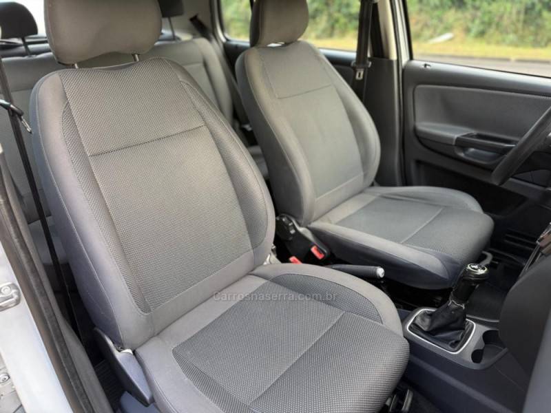 VOLKSWAGEN - FOX - 2010/2011 - Prata - R$ 25.900,00