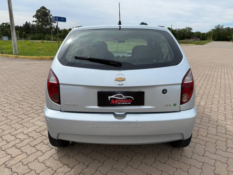 CHEVROLET - CELTA - 2010/2011 - Prata - R$ 28.900,00