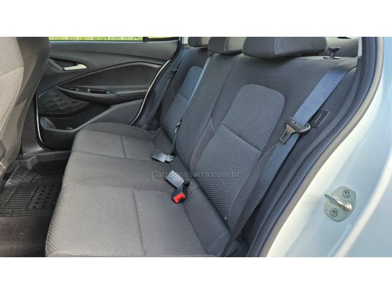 CHEVROLET - ONIX - 2023/2024 - Branca - R$ 95.900,00