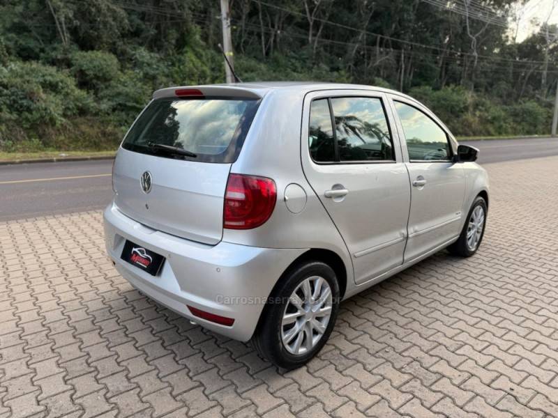 VOLKSWAGEN - FOX - 2010/2011 - Prata - R$ 25.900,00