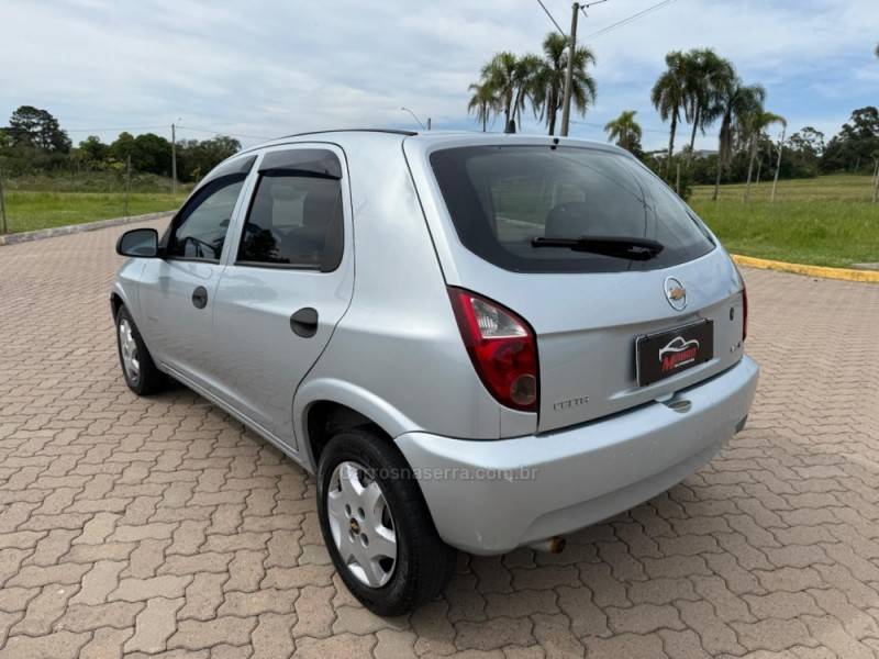 CHEVROLET - CELTA - 2010/2011 - Prata - R$ 28.900,00