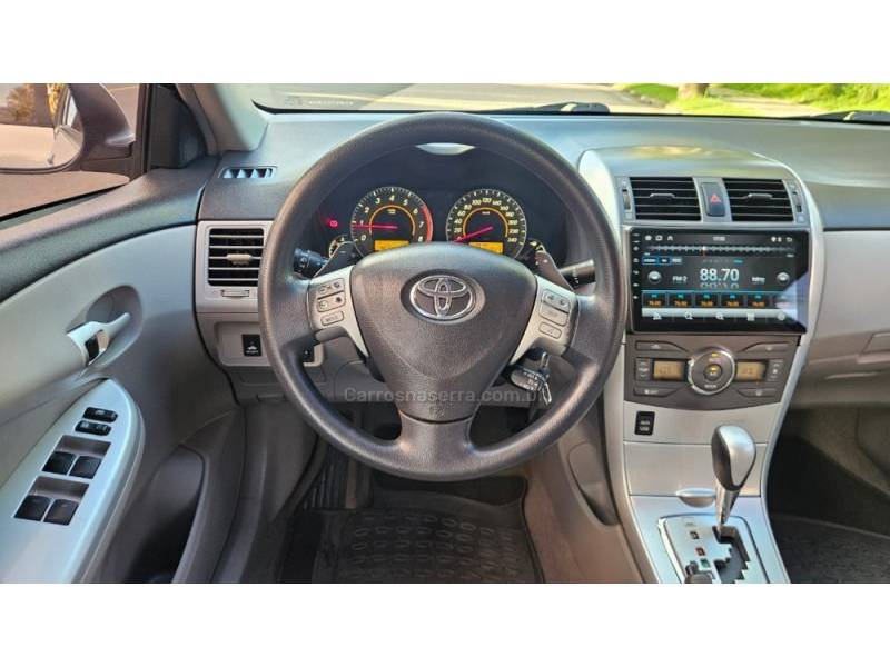 TOYOTA - COROLLA - 2012/2013 - Prata - R$ 70.500,00