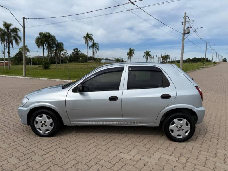 CHEVROLET - CELTA - 2010/2011 - Prata - R$ 28.900,00
