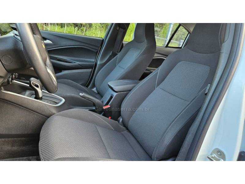 CHEVROLET - ONIX - 2023/2024 - Branca - R$ 95.900,00