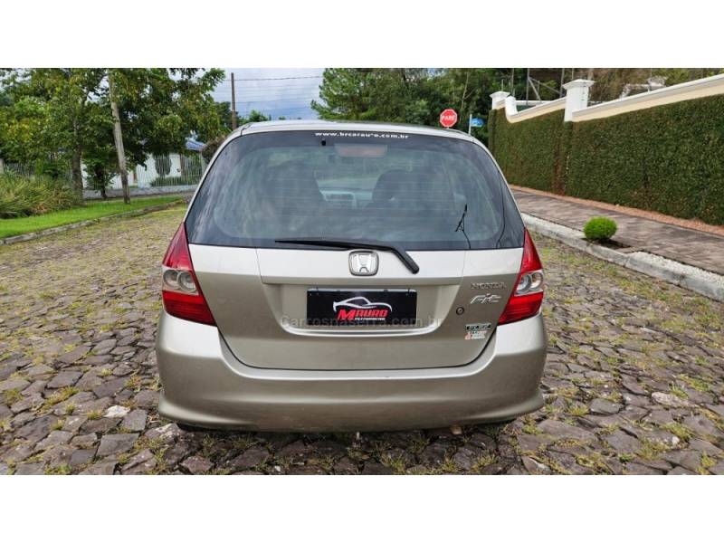 HONDA - FIT - 2007/2008 - Dourada - R$ 33.900,00