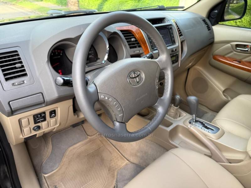 TOYOTA - HILUX SW4 - 2010/2010 - Preta - R$ 116.900,00