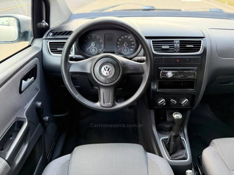 VOLKSWAGEN - FOX - 2010/2011 - Prata - R$ 25.900,00