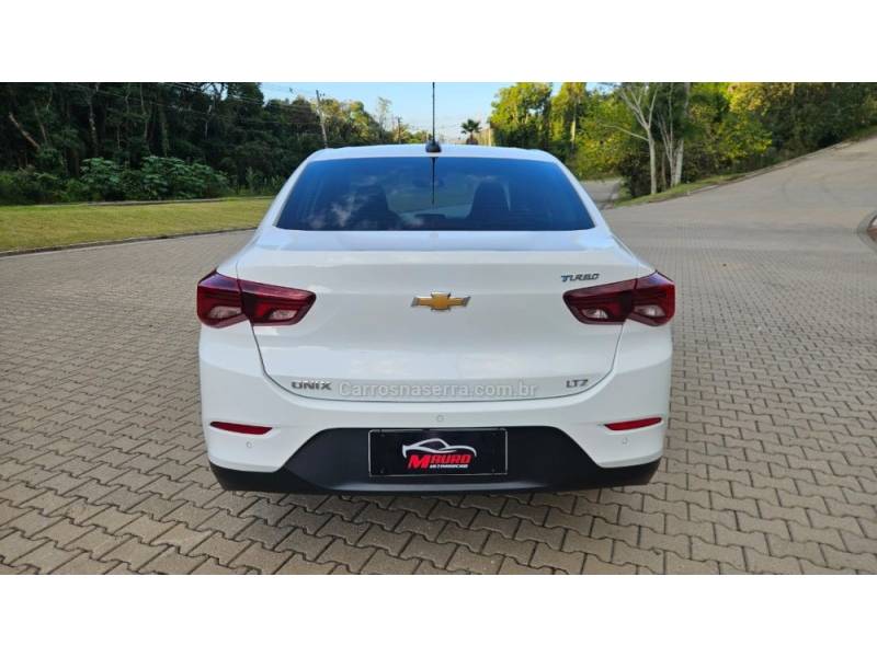 CHEVROLET - ONIX - 2023/2024 - Branca - R$ 95.900,00
