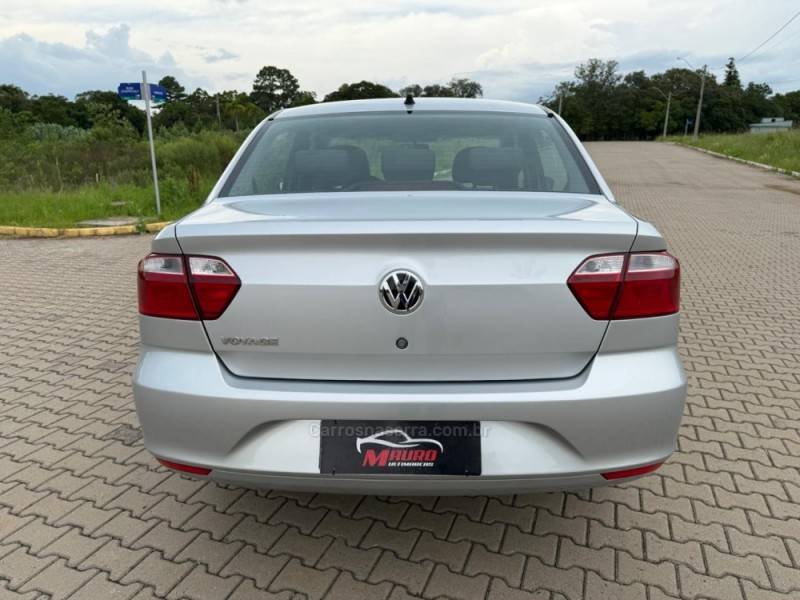VOLKSWAGEN - VOYAGE - 2021/2022 - Prata - R$ 61.900,00