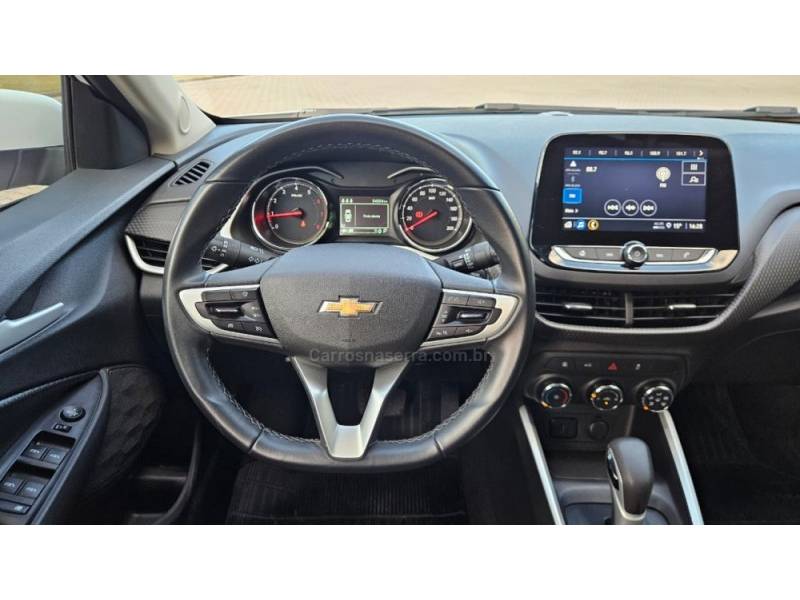 CHEVROLET - ONIX - 2023/2024 - Branca - R$ 95.900,00