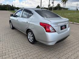 NISSAN - VERSA - 2015/2016 - Prata - R$ 27.900,00