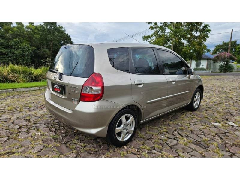 HONDA - FIT - 2007/2008 - Dourada - R$ 33.900,00