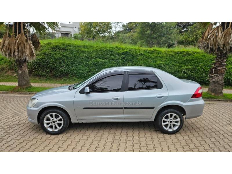 CHEVROLET - PRISMA - 2011/2012 - Prata - R$ 27.900,00