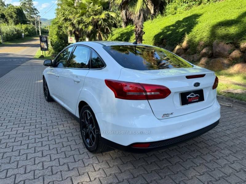 FORD - FOCUS - 2018/2019 - Branca - R$ 66.900,00