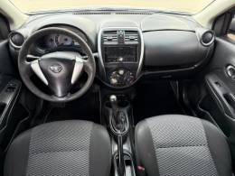 NISSAN - VERSA - 2015/2016 - Prata - R$ 27.900,00