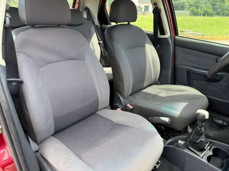 FIAT - PALIO - 2004/2005 - Vermelha - R$ 17.900,00