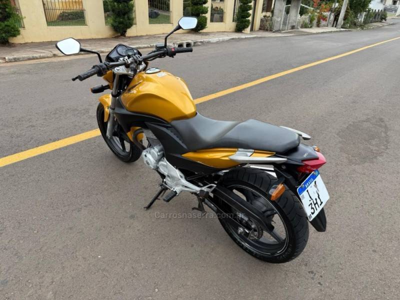 HONDA - CB 300R - 2009/2010 - Dourada - R$ 11.900,00