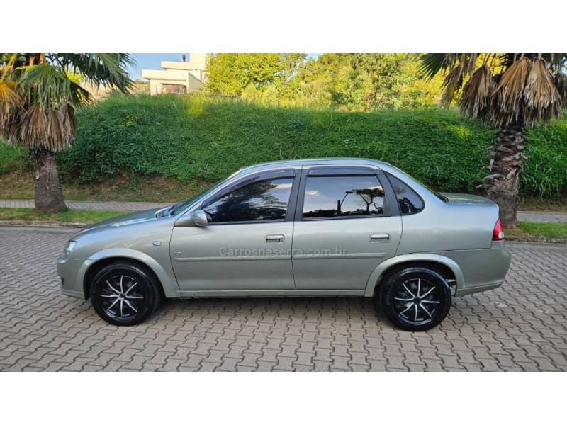 CHEVROLET - CLASSIC - 2010/2011 - Bege - R$ 25.900,00