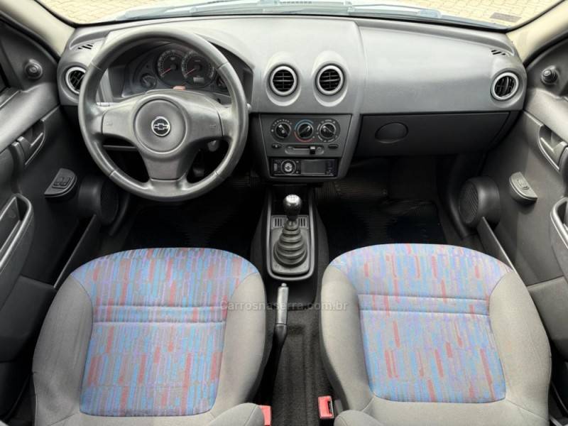 CHEVROLET - CELTA - 2010/2011 - Prata - R$ 28.900,00