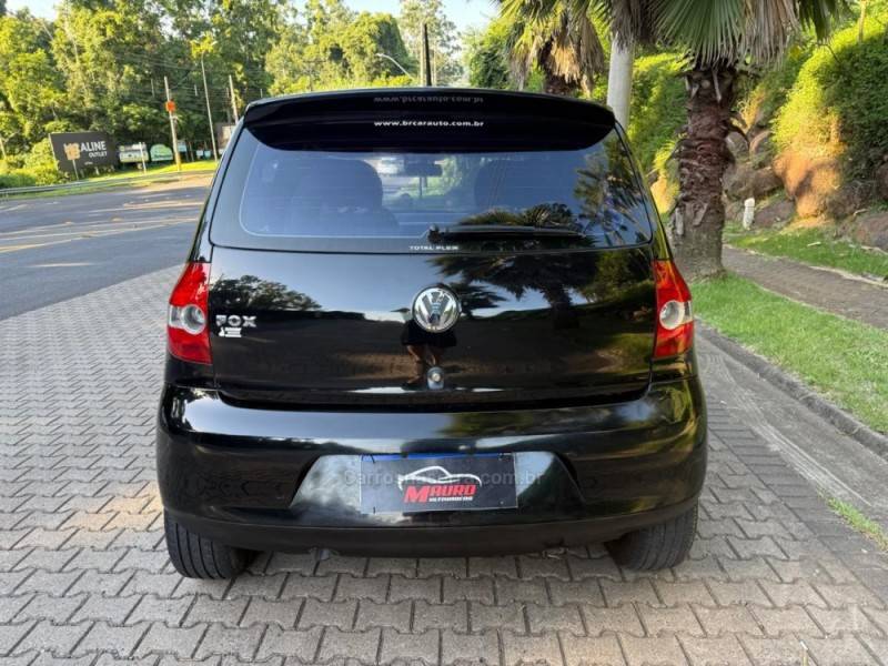 VOLKSWAGEN - FOX - 2009/2010 - Preta - R$ 27.900,00