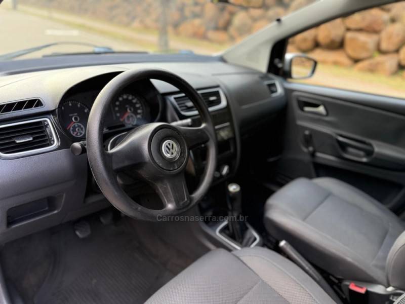VOLKSWAGEN - FOX - 2010/2011 - Prata - R$ 25.900,00