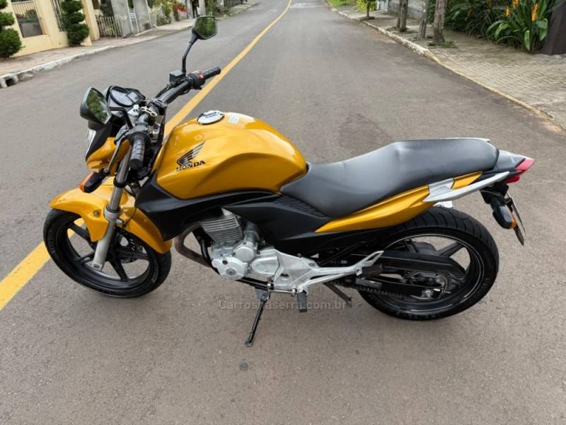 HONDA - CB 300R - 2009/2010 - Dourada - R$ 11.900,00
