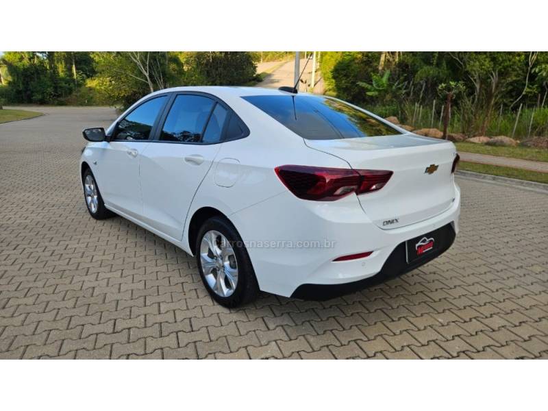 CHEVROLET - ONIX - 2023/2024 - Branca - R$ 95.900,00