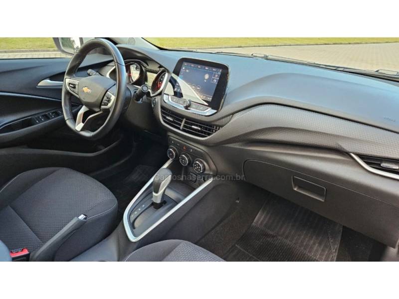 CHEVROLET - ONIX - 2023/2024 - Branca - R$ 95.900,00
