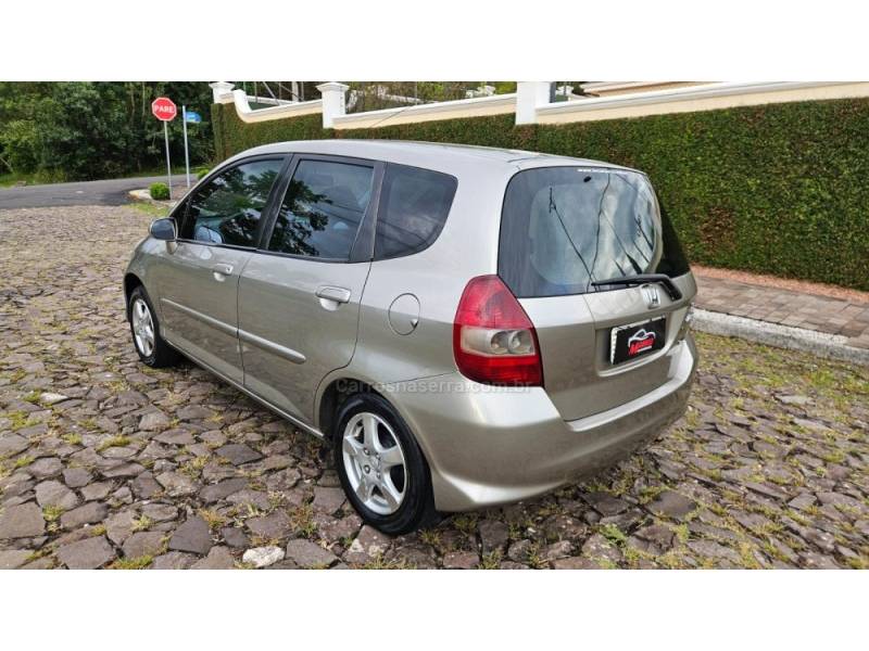 HONDA - FIT - 2007/2008 - Dourada - R$ 33.900,00