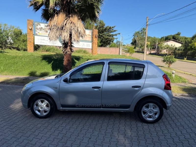 RENAULT - SANDERO - 2009/2010 - Prata - R$ 30.900,00