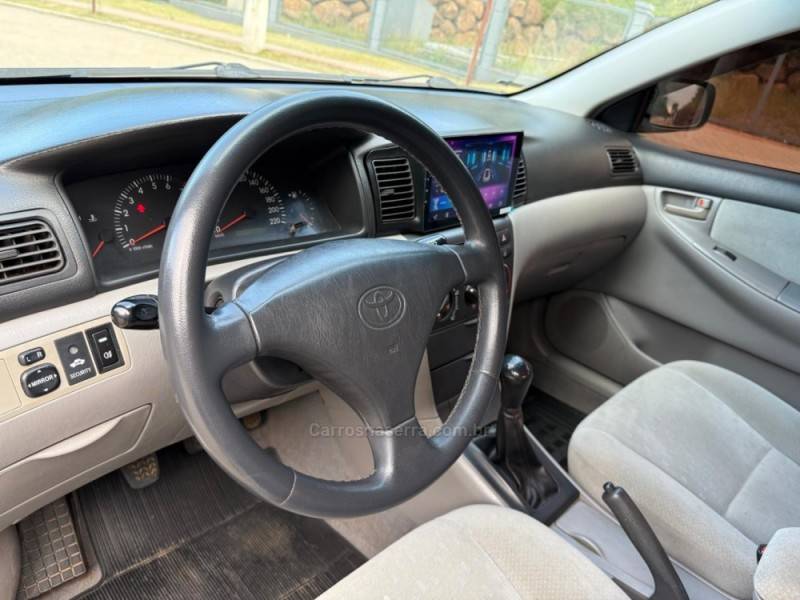 TOYOTA - COROLLA - 2005/2006 - Branca - R$ 38.900,00