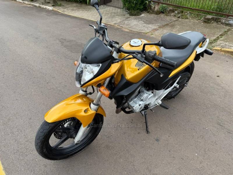 HONDA - CB 300R - 2009/2010 - Dourada - R$ 11.900,00