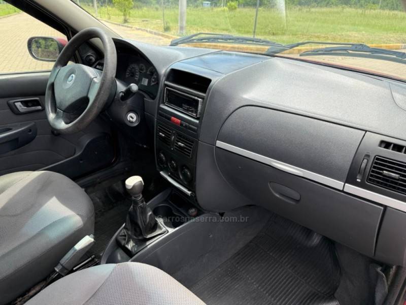 FIAT - PALIO - 2004/2005 - Vermelha - R$ 17.900,00
