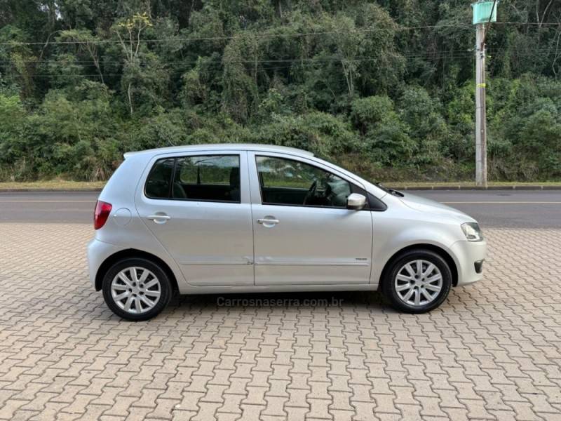 VOLKSWAGEN - FOX - 2010/2011 - Prata - R$ 25.900,00