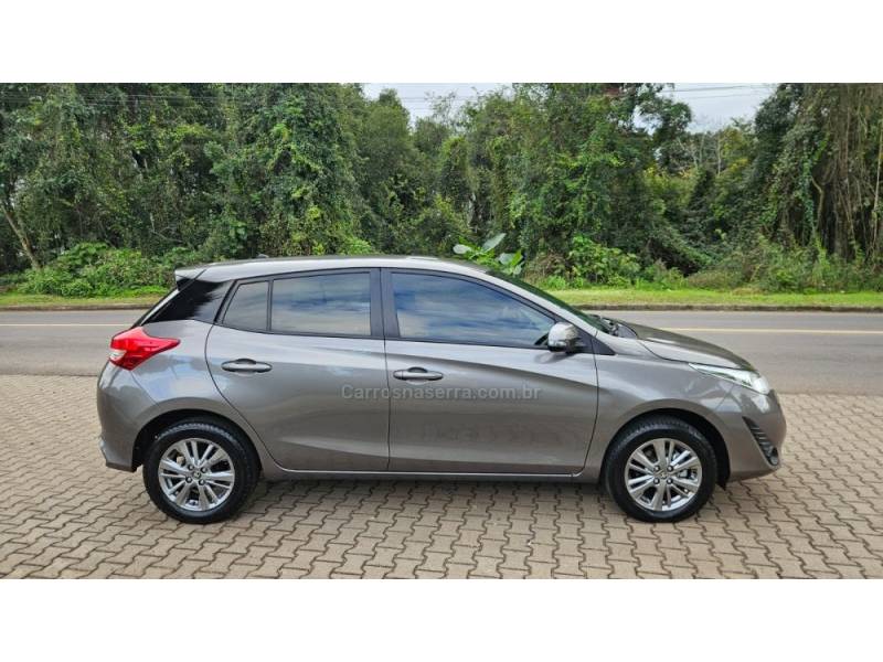 TOYOTA - YARIS - 2019/2020 - Cinza - R$ 82.900,00
