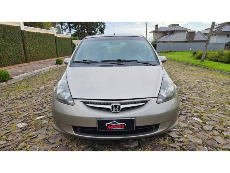 HONDA - FIT - 2007/2008 - Dourada - R$ 33.900,00