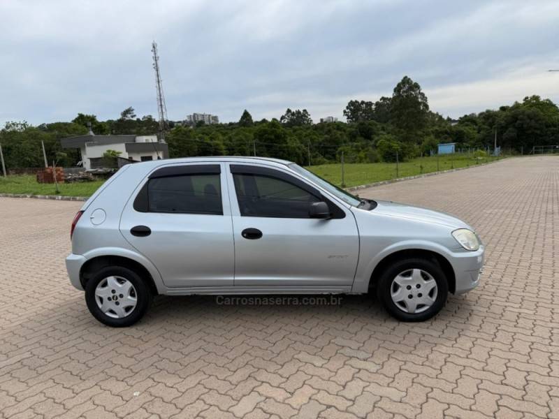 CHEVROLET - CELTA - 2010/2011 - Prata - R$ 28.900,00