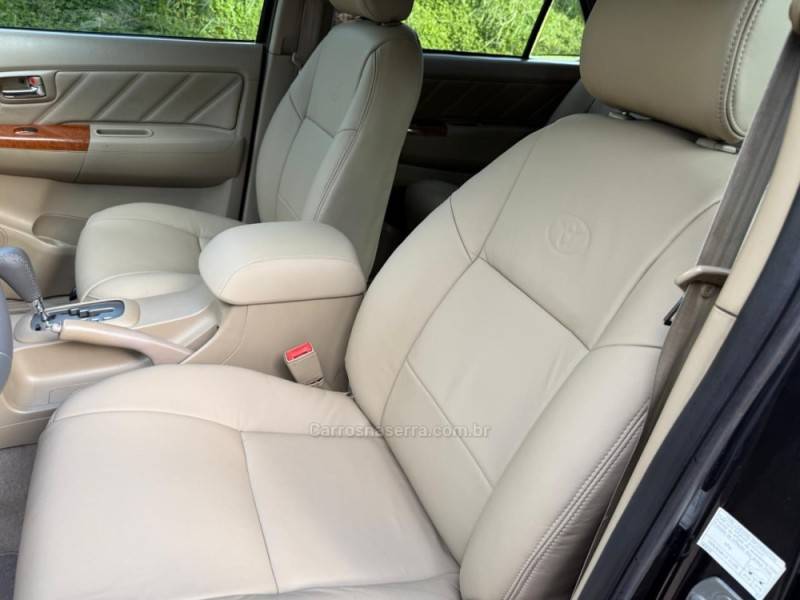 TOYOTA - HILUX SW4 - 2010/2010 - Preta - R$ 116.900,00