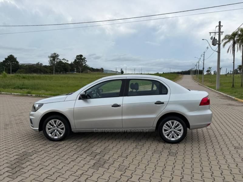 VOLKSWAGEN - VOYAGE - 2021/2022 - Prata - R$ 61.900,00