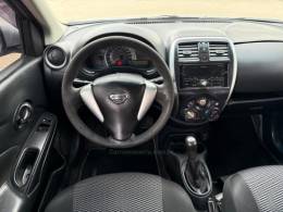 NISSAN - VERSA - 2015/2016 - Prata - R$ 27.900,00