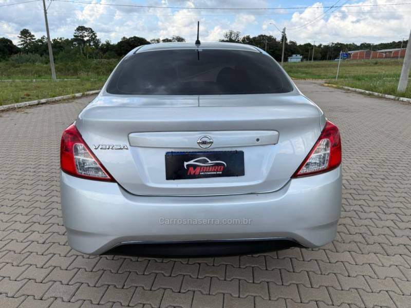 NISSAN - VERSA - 2015/2016 - Prata - R$ 27.900,00